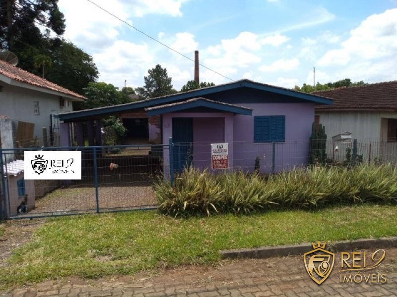 TERRENO COM DUAS CASAS